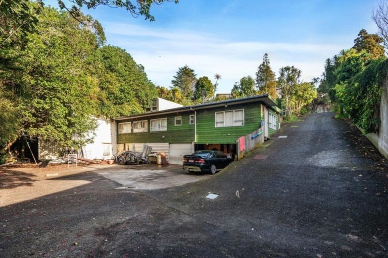 Photo of property in 323 Glenfield Road, Glenfield, Auckland, 0629