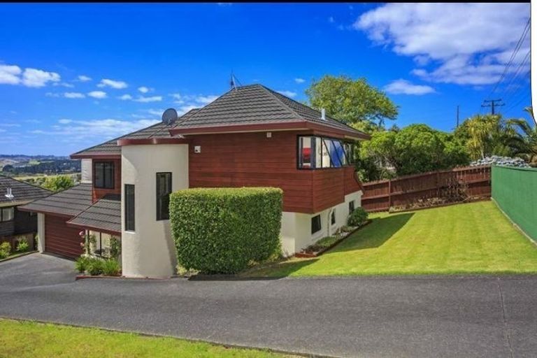 Photo of property in 2/142 Sunset Road, Unsworth Heights, Auckland, 0632