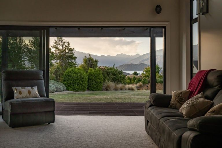 Photo of property in 10 Minaret Ridge, Wanaka, 9305