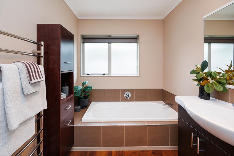 Photo of property in 27 Johnstone Drive, Fitzherbert, Palmerston North, 4410