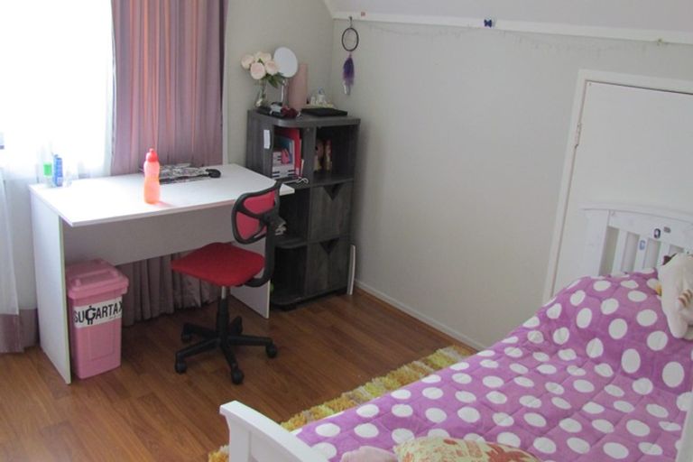 Photo of property in 1/20 Tetrarch Place, Totara Vale, Auckland, 0629