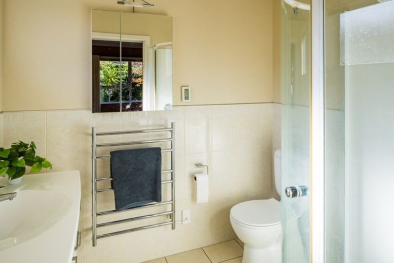 Photo of property in 103 Kahu Road, Paremata, Porirua, 5024