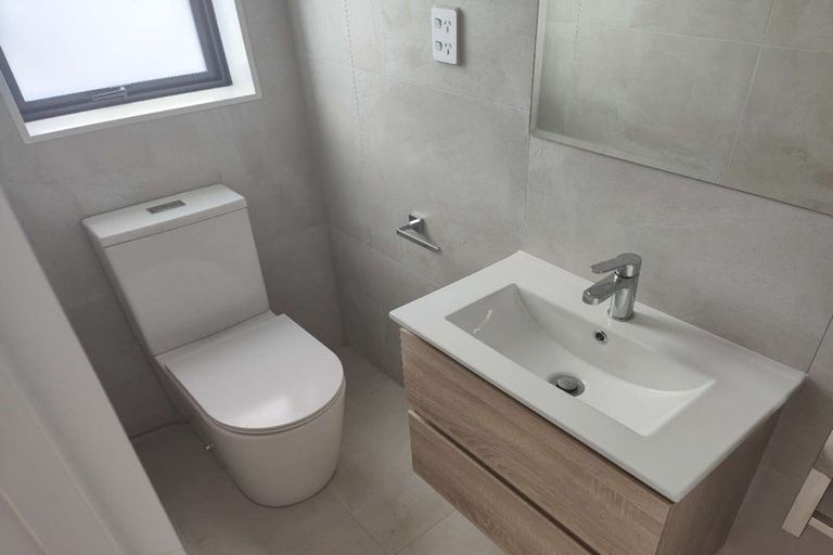 Photo of property in 8/107 Hobsonville Road, West Harbour, Auckland, 0618