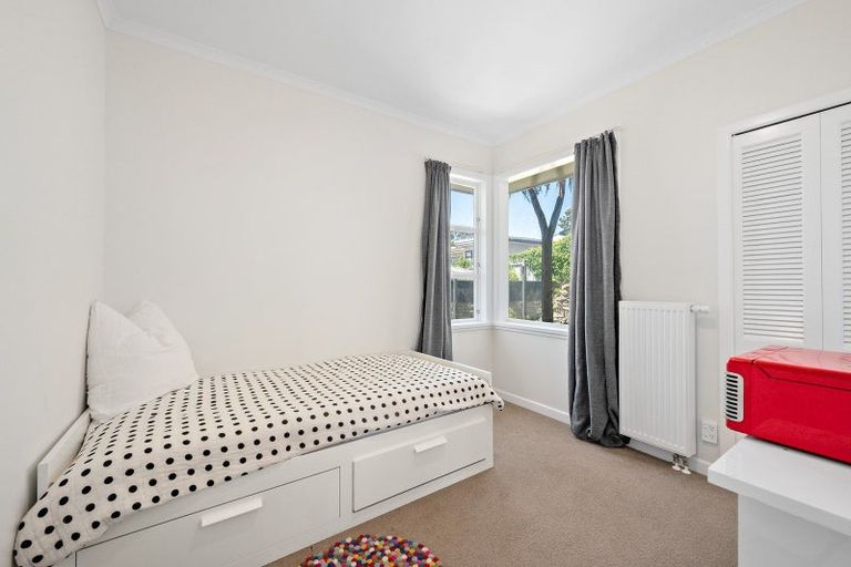 Photo of property in 5 Turville Crescent, Newlands, Wellington, 6037