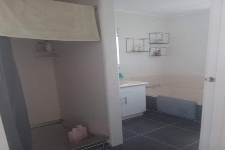 Photo of property in 17 Oreil Avenue, West Harbour, Auckland, 0618