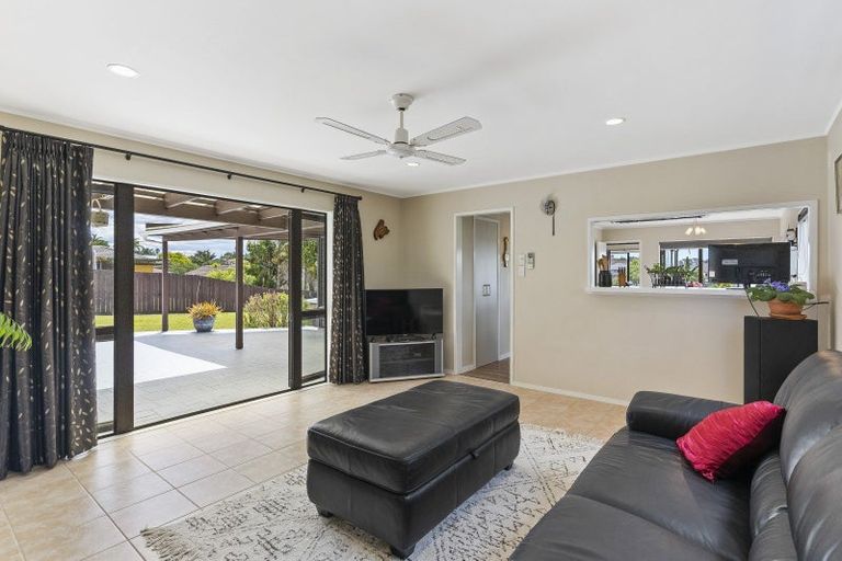 Photo of property in 33 Marina View Drive, West Harbour, Auckland, 0618