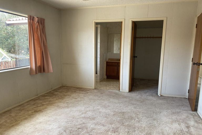 Photo of property in 227 Edmonton Road, Te Atatu South, Auckland, 0610