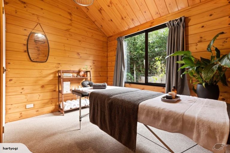 Photo of property in 52 Rauhuia Crescent, Parau, Auckland, 0604