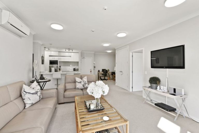 Photo of property in 18 Rewa Rewa Lane, Orewa, 0931