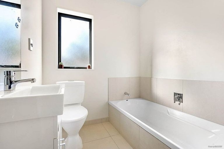 Photo of property in 32 Finlayson Avenue, Clendon Park, Auckland, 2103