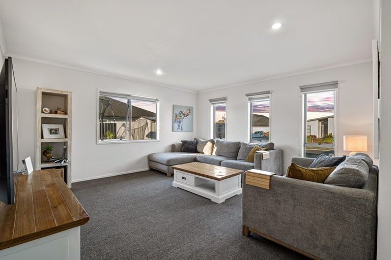 Photo of property in 16 Aporo Drive, Kumeu, 0810