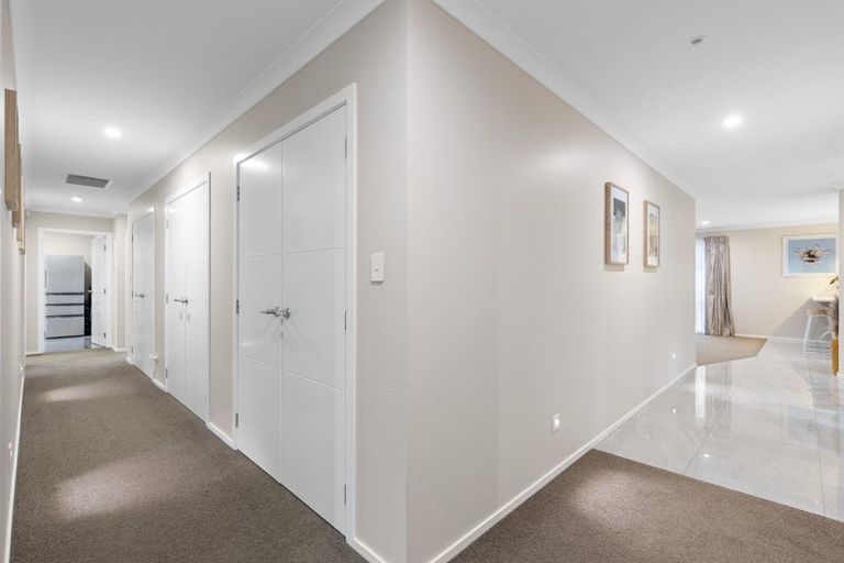 Photo of property in 4 Cyprus Place, Fitzherbert, Palmerston North, 4410