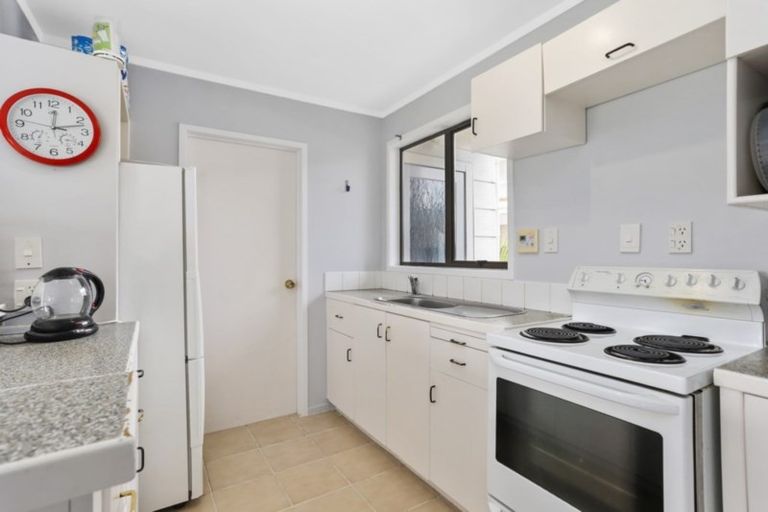 Photo of property in 2/8 Shakespeare Road, Milford, Auckland, 0620