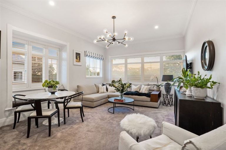 Photo of property in 1/8 Wernham Place, Northcote, Auckland, 0626