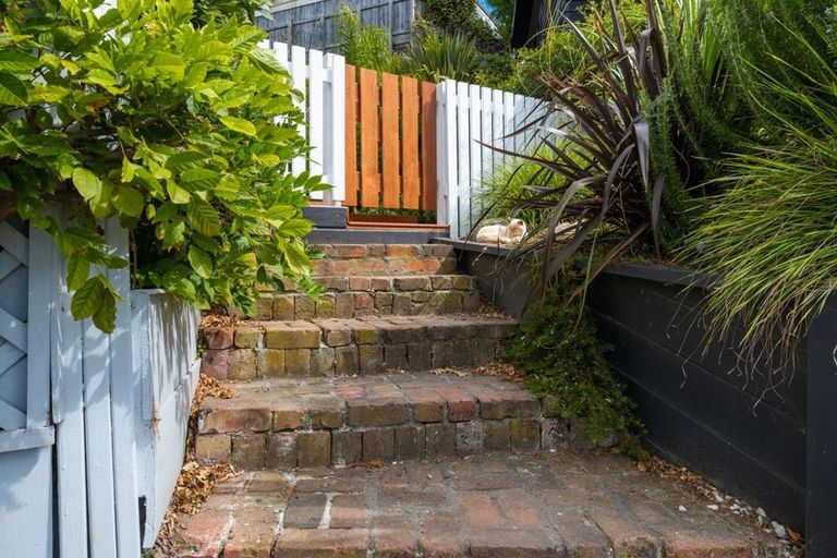 Photo of property in 6 Fitzroy Road, Bluff Hill, Napier, 4110