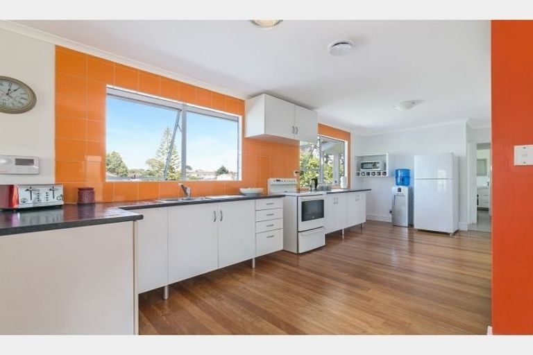 Photo of property in 73 Oreil Avenue, West Harbour, Auckland, 0618