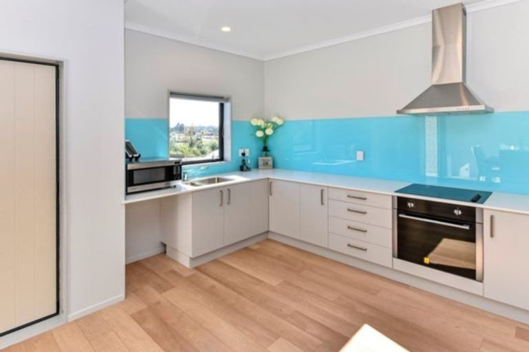 Photo of property in 43 Becker Drive, Weymouth, Auckland, 2103