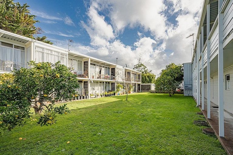Photo of property in Balmoral Court, 2/130a Balmoral Road, Mount Eden, Auckland, 1024