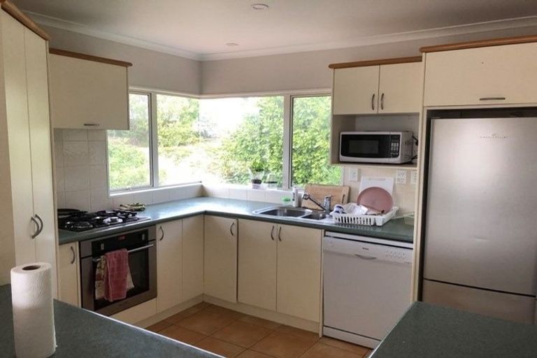 Photo of property in 8a Margaret Henry Crescent, Oteha, Auckland, 0632