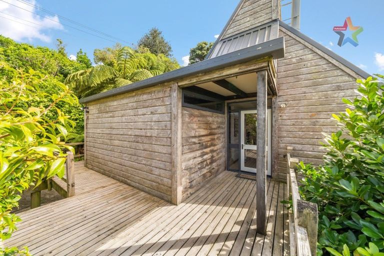 Photo of property in 22 Maungaraki Road, Korokoro, Lower Hutt, 5012