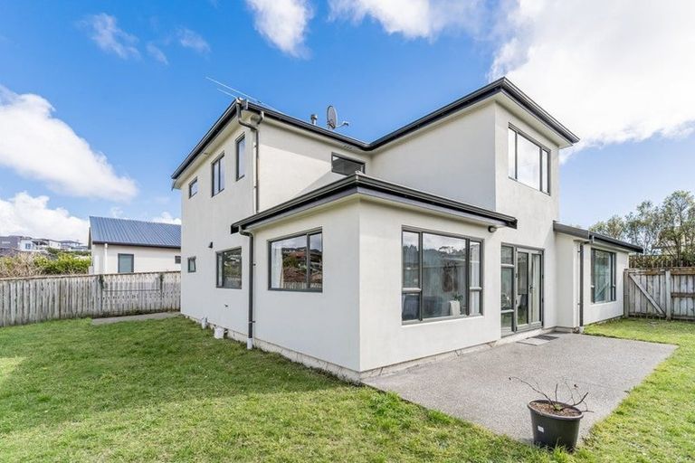 Photo of property in 16 Greenstone Place, Aotea, Porirua, 5024