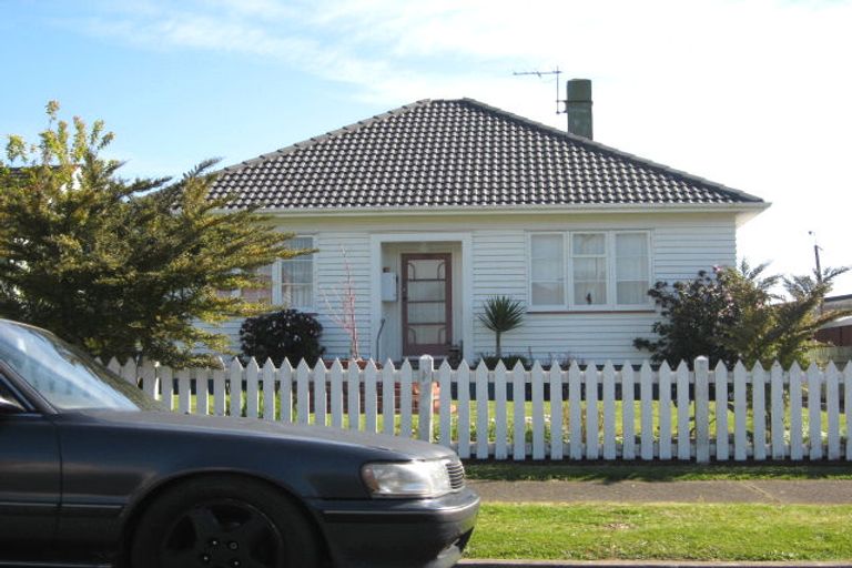 Photo of property in 52 Somerset Street, Brooklands, New Plymouth, 4310