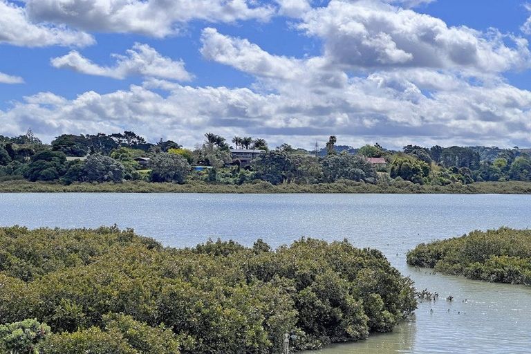 Photo of property in 10 The Terrace, Herald Island, Auckland, 0618