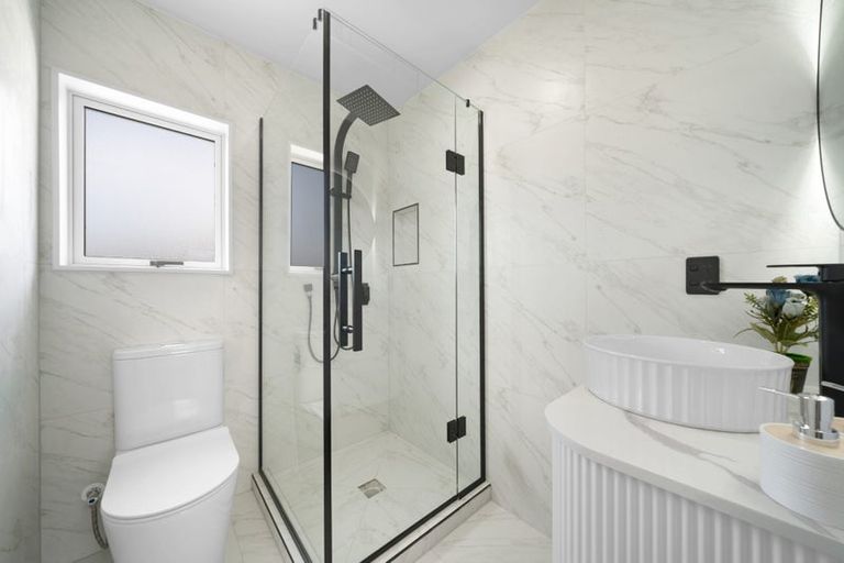 Photo of property in 17 Muir Avenue, Mangere Bridge, Auckland, 2022