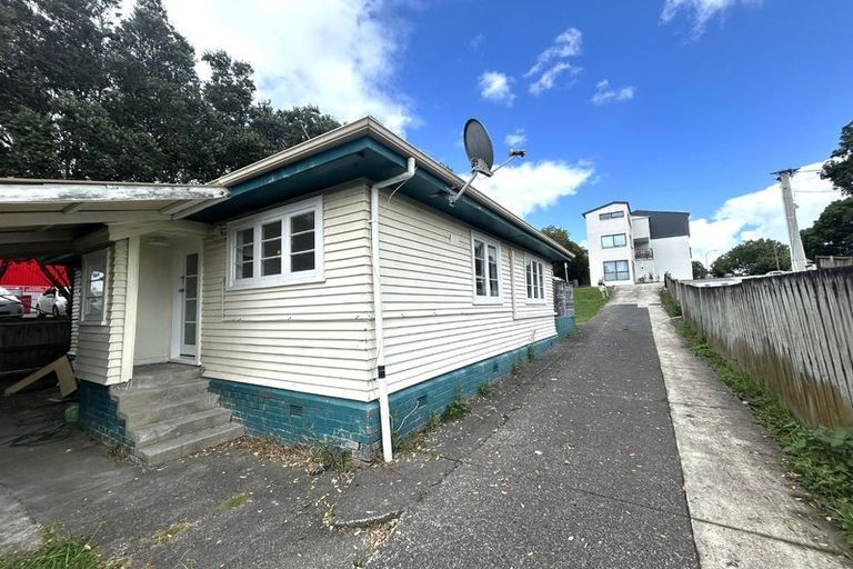 Photo of property in 1/16 Kaponga Crescent, New Lynn, Auckland, 0600