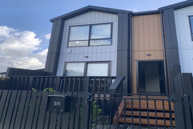 Photo of property in 3/3 Beach Road, Te Atatu Peninsula, 0610