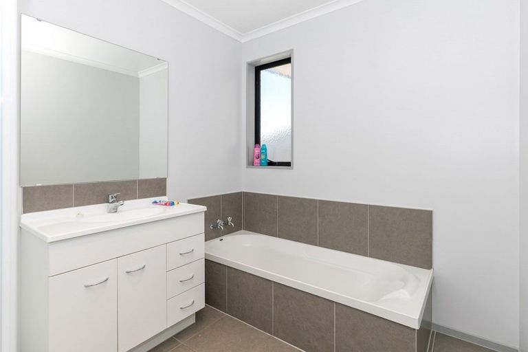 Photo of property in 12 Ruske Place, Grandview Heights, Hamilton, 3200