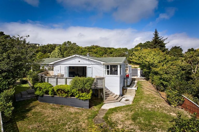 Photo of property in 6 Mayfair Place, Tawa, Wellington, 5028