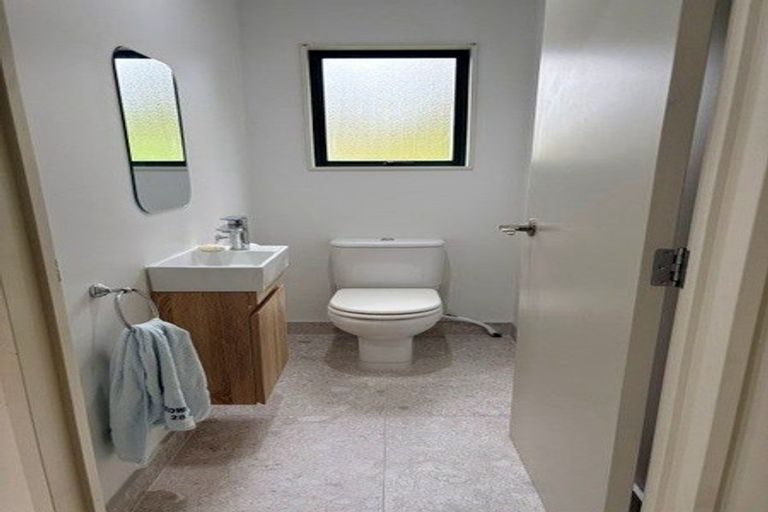 Photo of property in 765 East Coast Road, Northcross, Auckland, 0630