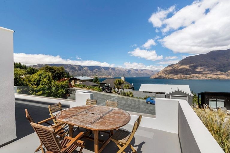 Photo of property in 72 Wynyard Crescent, Fernhill, Queenstown, 9300