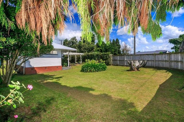 Photo of property in 57 Yeovil Road, Te Atatu Peninsula, Auckland, 0610
