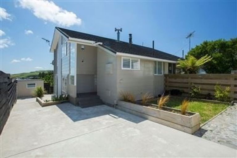Photo of property in 12a Kingsbridge Place, Newlands, Wellington, 6037