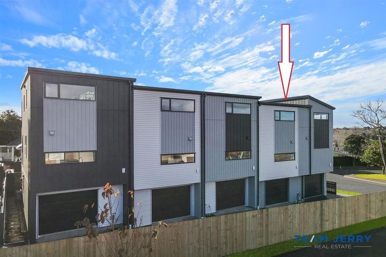 Photo of property in 2/26 Buscomb Avenue, Henderson, Auckland, 0610