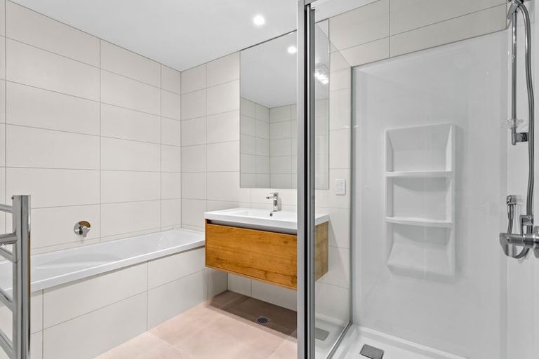 Photo of property in 28 Viridian Avenue, Rosehill, Papakura, 2113