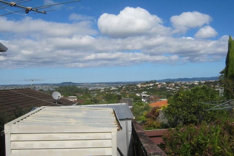 Photo of property in 2/152a Mokoia Road, Chatswood, Auckland, 0626