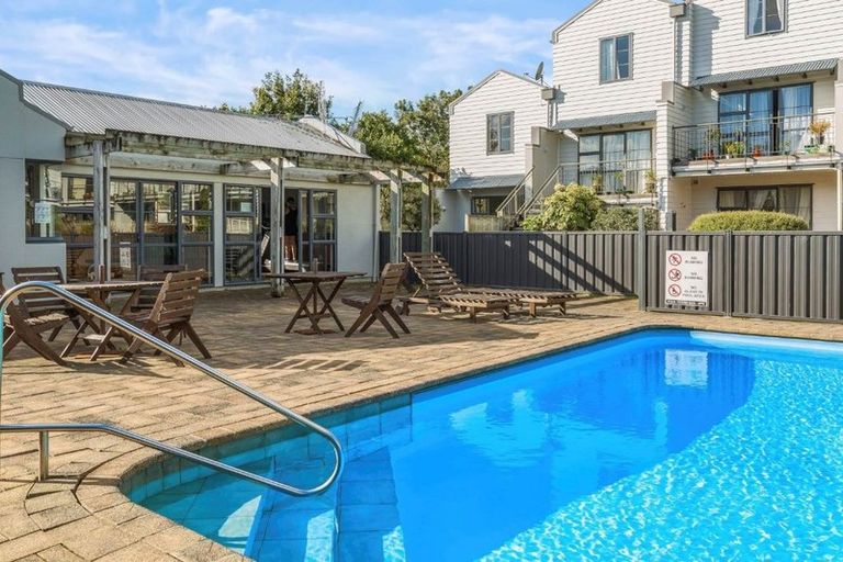 Photo of property in 24/8 Carolina Place, Albany, Auckland, 0632