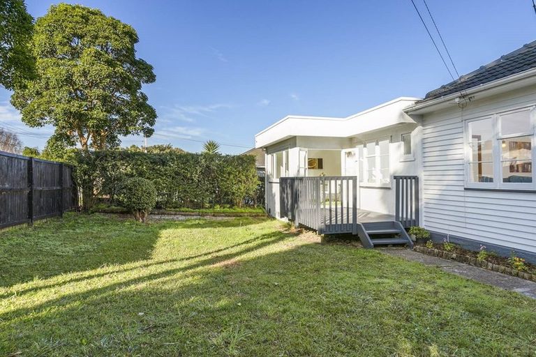 Photo of property in 53 Pupuke Road, Birkenhead, Auckland, 0627