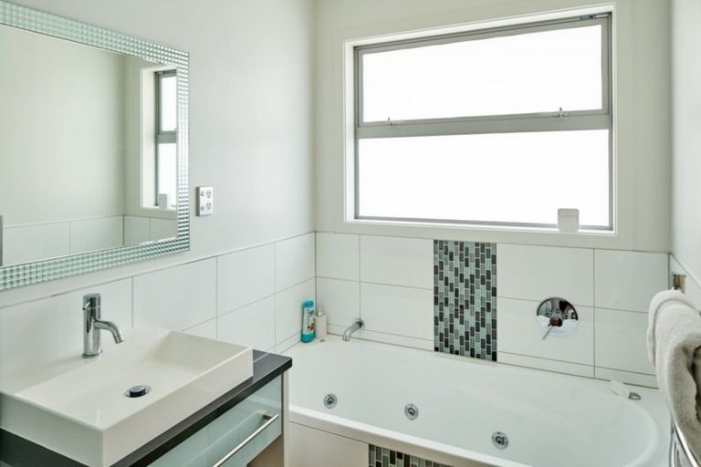 Photo of property in 25 Sunset Parade, Plimmerton, Porirua, 5026