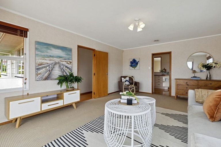 Photo of property in 5 South Pacific Place, Henderson, Auckland, 0612