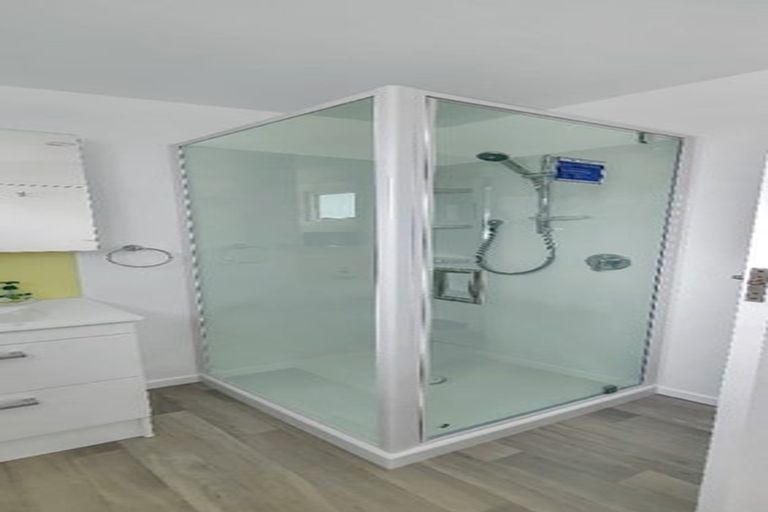 Photo of property in 4/176 Henderson Valley Road, Henderson, Auckland, 0612