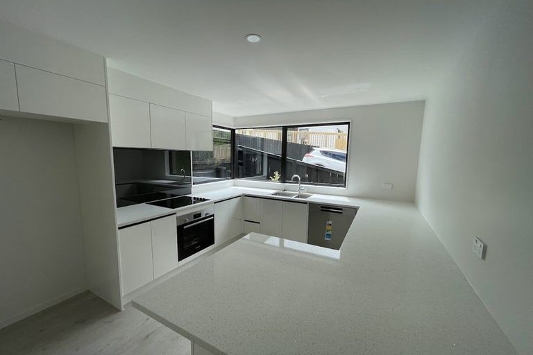 Photo of property in 8/101 Hobsonville Road, West Harbour, Auckland, 0618