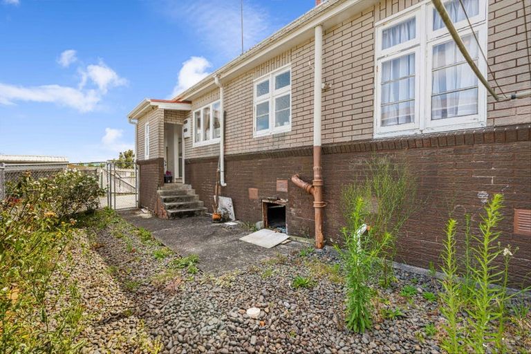 Photo of property in 115 Sunnyside Road, Sunnyvale, Auckland, 0612