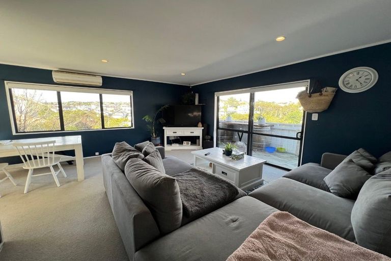 Photo of property in 1/3 Fernlea Rise, Bayview, Auckland, 0629