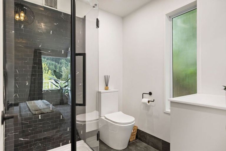 Photo of property in 12 Mackinnon Terrace, Sunshine Bay, Queenstown, 9300