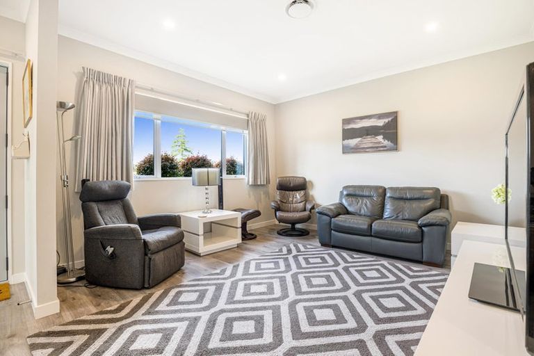 Photo of property in 16 Walter Ruddock Avenue, Kumeu, 0810