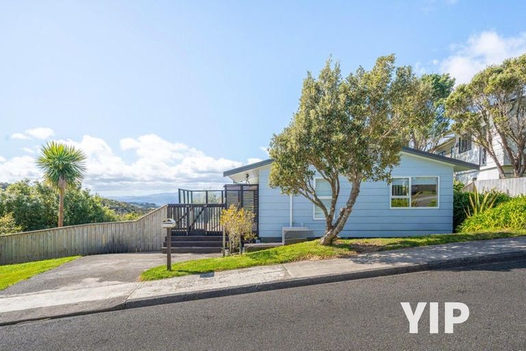 Photo of property in 4 Fernhaven Grove, Newlands, Wellington, 6037